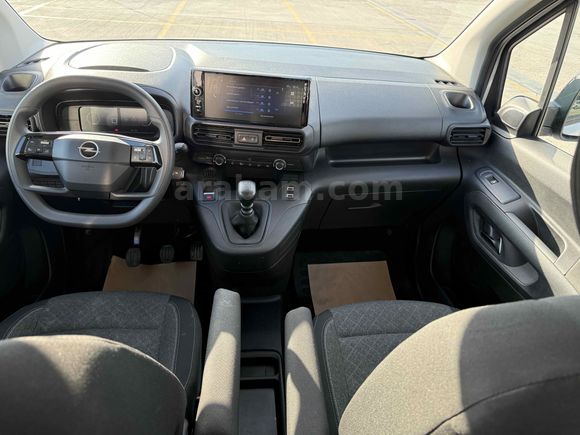 BURCAR'DAN 2025 OPEL COMBO 1.5D ESSENTİAL HATSIZ BOYASIZ %20 KDV