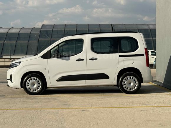 BURCAR'DAN 2025 OPEL COMBO 1.5D ESSENTİAL HATSIZ BOYASIZ %20 KDV