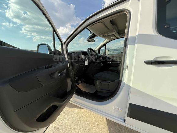 BURCAR'DAN 2025 OPEL COMBO 1.5D ESSENTİAL HATSIZ BOYASIZ %20 KDV