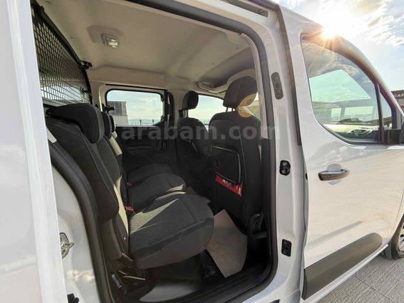 BURCAR'DAN 2025 OPEL COMBO 1.5D ESSENTİAL HATSIZ BOYASIZ %20 KDV