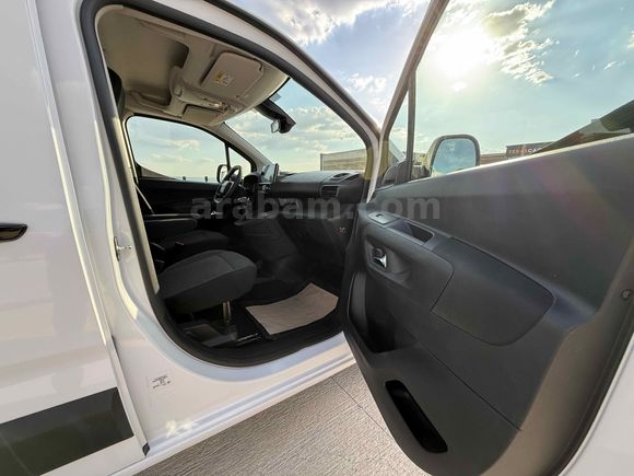 BURCAR'DAN 2025 OPEL COMBO 1.5D ESSENTİAL HATSIZ BOYASIZ %20 KDV