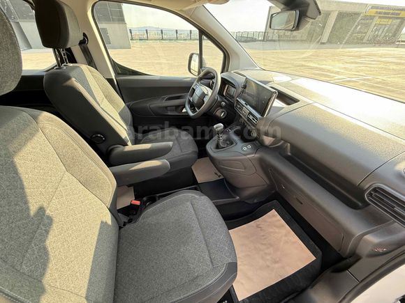 BURCAR'DAN 2025 OPEL COMBO 1.5D ESSENTİAL HATSIZ BOYASIZ %20 KDV