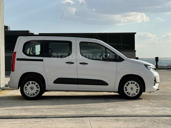 BURCAR'DAN 2025 OPEL COMBO 1.5D ESSENTİAL HATSIZ BOYASIZ %20 KDV