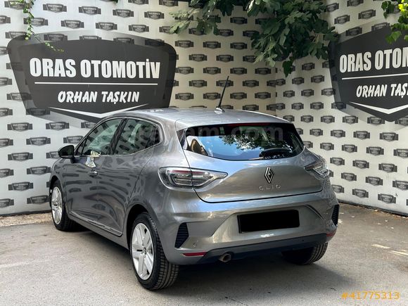 ORASDAN 2025 RENAULT CLİO 1.0 TCE EVOLUTİON 14.000 KM'DE BOYASIZ