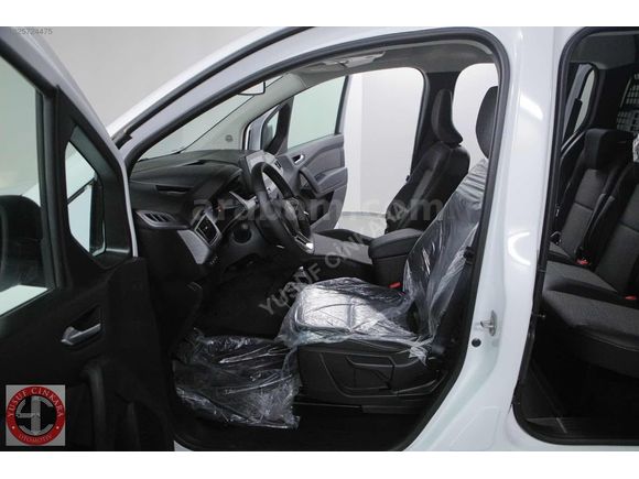 2025 RENAULT KANGOO SADECE 140 KMDE NOKTA KUSUR YOKTUR