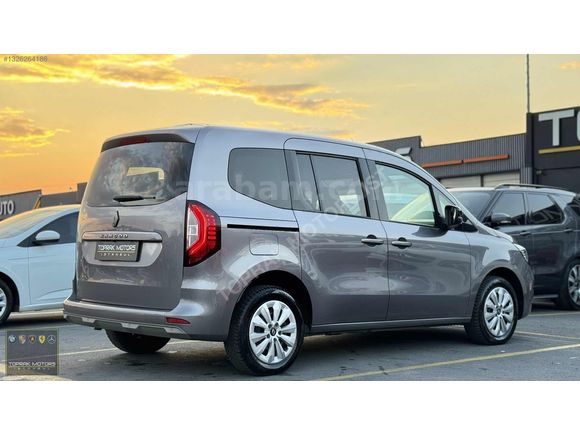 TOPRAK MOTORS İSTANBUL'DAN 2024 RENAULT KANGOO HATASIZ BOYASIZ