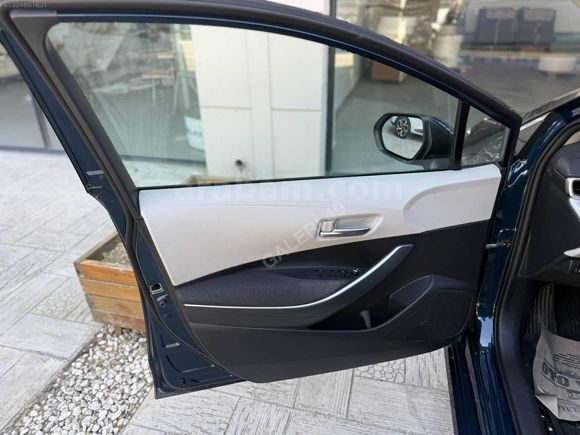 2023 MODEL TOYOTA COROLA 36 BİN KM DE EN FULU SUNROOFLU