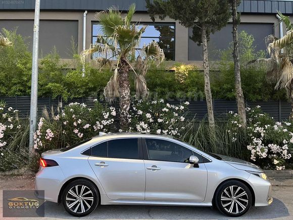 -64 KM DE 2022 MODEL TOYOTA COROLLA SERVİS BAKIMLI SANRUFLU