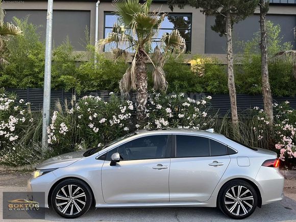 -64 KM DE 2022 MODEL TOYOTA COROLLA SERVİS BAKIMLI SANRUFLU