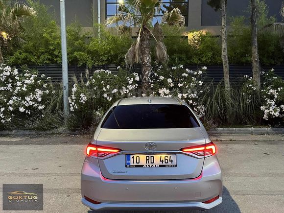 -64 KM DE 2022 MODEL TOYOTA COROLLA SERVİS BAKIMLI SANRUFLU