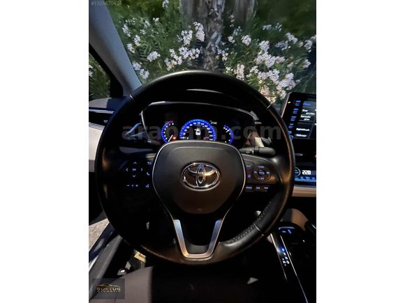 -64 KM DE 2022 MODEL TOYOTA COROLLA SERVİS BAKIMLI SANRUFLU