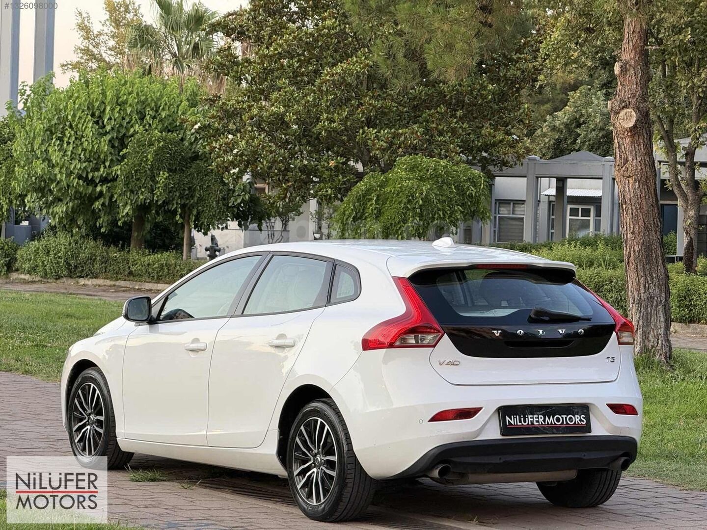 Galeriden Volvo V40 1.5 Momentum 2017 Model Bursa 131.000 km Beyaz 4