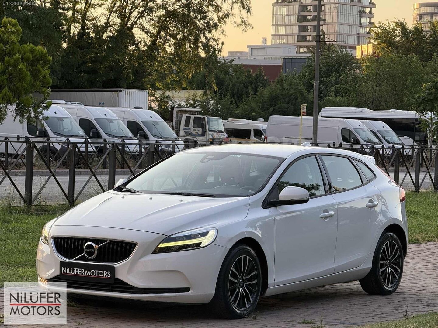 Galeriden Volvo V40 1.5 Momentum 2017 Model Bursa 131.000 km Beyaz 3