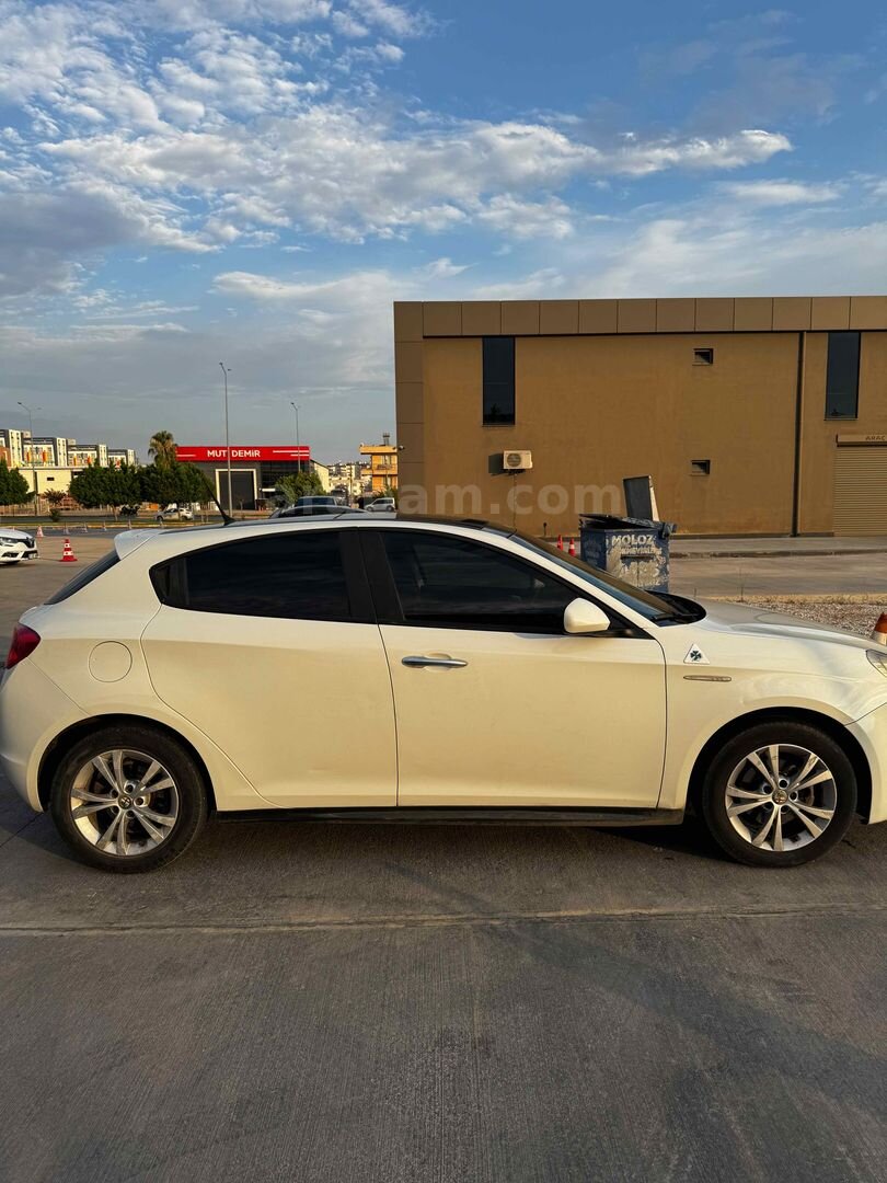Sahibinden Alfa Romeo Giulietta 1.6 JTD Distinctive 2012 Model Antalya 349.000 km Beyaz 3