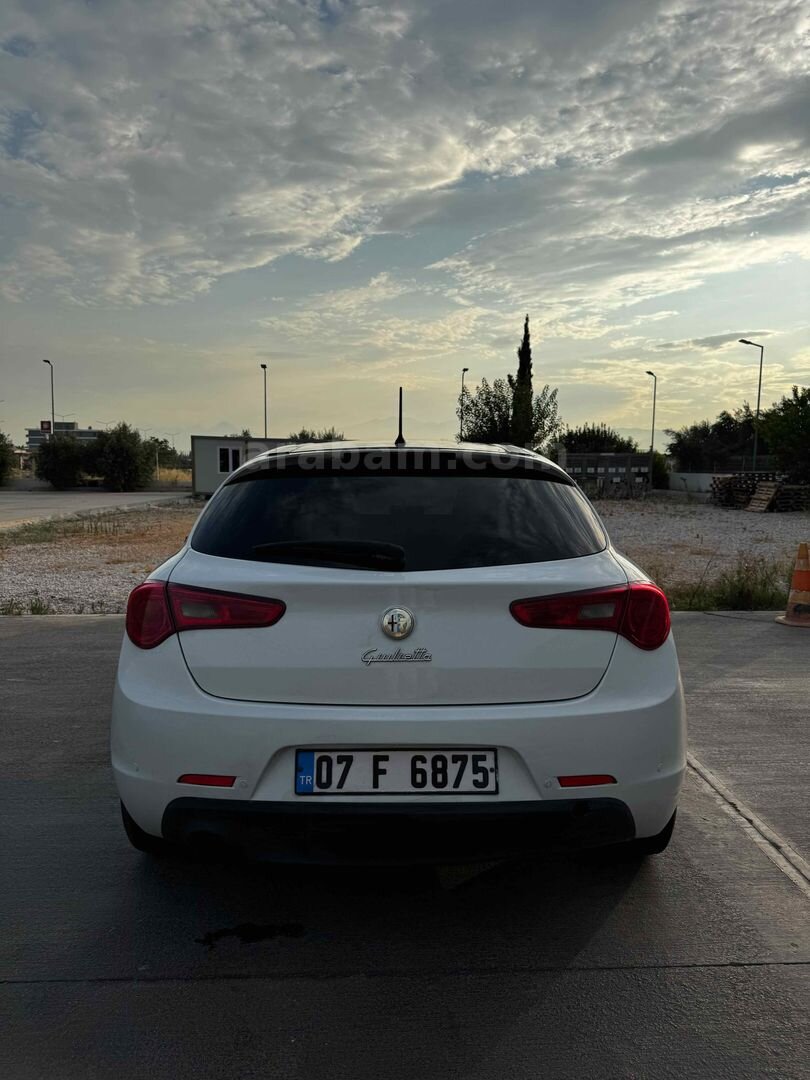 Sahibinden Alfa Romeo Giulietta 1.6 JTD Distinctive 2012 Model Antalya 349.000 km Beyaz 4