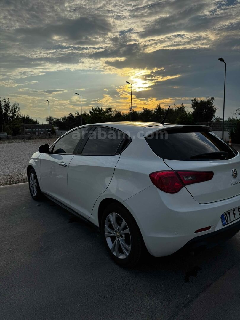 Sahibinden Alfa Romeo Giulietta 1.6 JTD Distinctive 2012 Model Antalya 349.000 km Beyaz 6