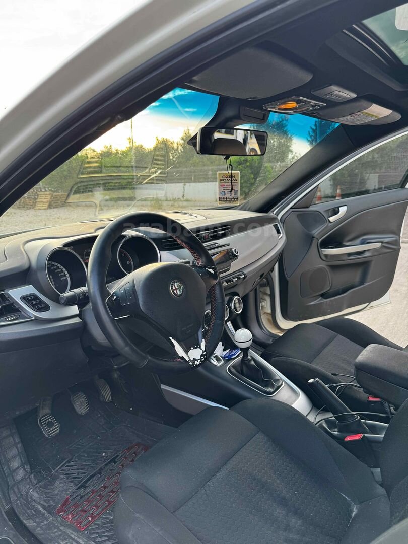 Sahibinden Alfa Romeo Giulietta 1.6 JTD Distinctive 2012 Model Antalya 349.000 km Beyaz 7