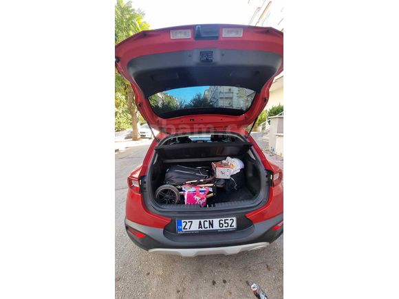 Sahibinden Kia Stonic 1.4 MPI Elegance 2018 Model  85.000 km Bordo