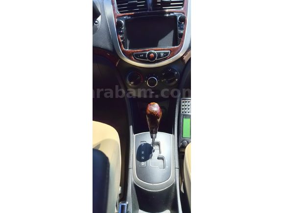 hemşireden  hyundai Accent Blue 1.6 CRDI Mode Plus 2013 Model  281.000 km Beyaz