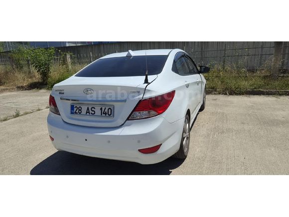 hemşireden  hyundai Accent Blue 1.6 CRDI Mode Plus 2013 Model  281.000 km Beyaz