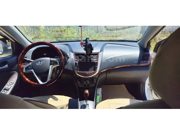 hemşireden  hyundai Accent Blue 1.6 CRDI Mode Plus 2013 Model  281.000 km Beyaz