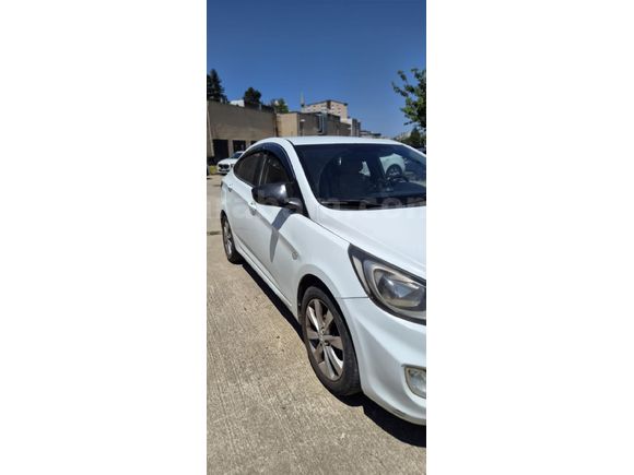 hemşireden  hyundai Accent Blue 1.6 CRDI Mode Plus 2013 Model  281.000 km Beyaz