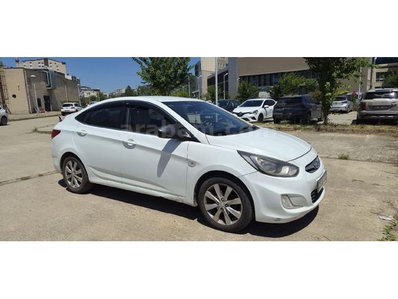 hemşireden  hyundai Accent Blue 1.6 CRDI Mode Plus 2013 Model  281.000 km Beyaz