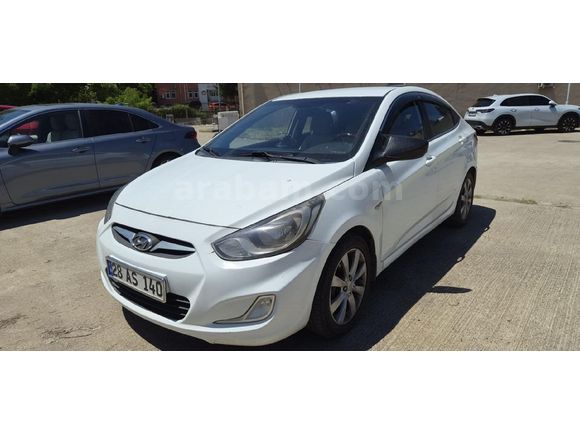 hemşireden  hyundai Accent Blue 1.6 CRDI Mode Plus 2013 Model  281.000 km Beyaz