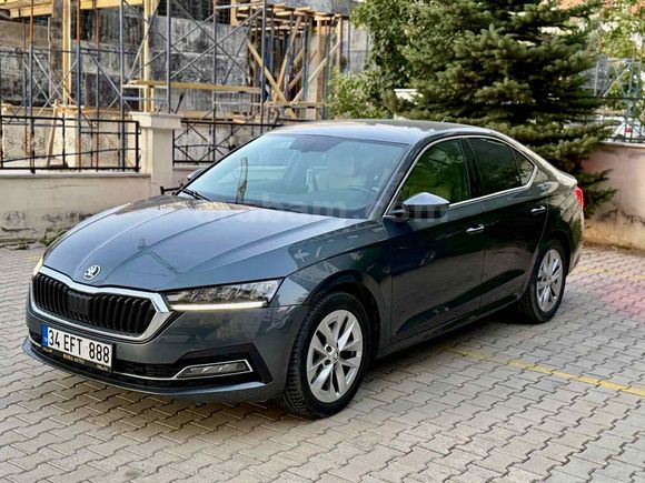 SAHİBİNDEN 2021 Model Servis Bakımlı Skoda Octavia 1.5 e-Tec Premium 2021 Model  