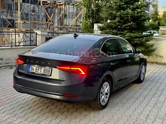 SAHİBİNDEN 2021 Model Servis Bakımlı Skoda Octavia 1.5 e-Tec Premium 2021 Model  