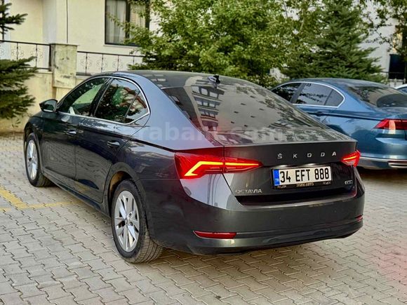 SAHİBİNDEN 2021 Model Servis Bakımlı Skoda Octavia 1.5 e-Tec Premium 2021 Model  