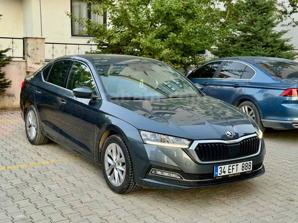 SAHİBİNDEN 2021 Model Servis Bakımlı Skoda Octavia 1.5 e-Tec Premium 2021 Model  