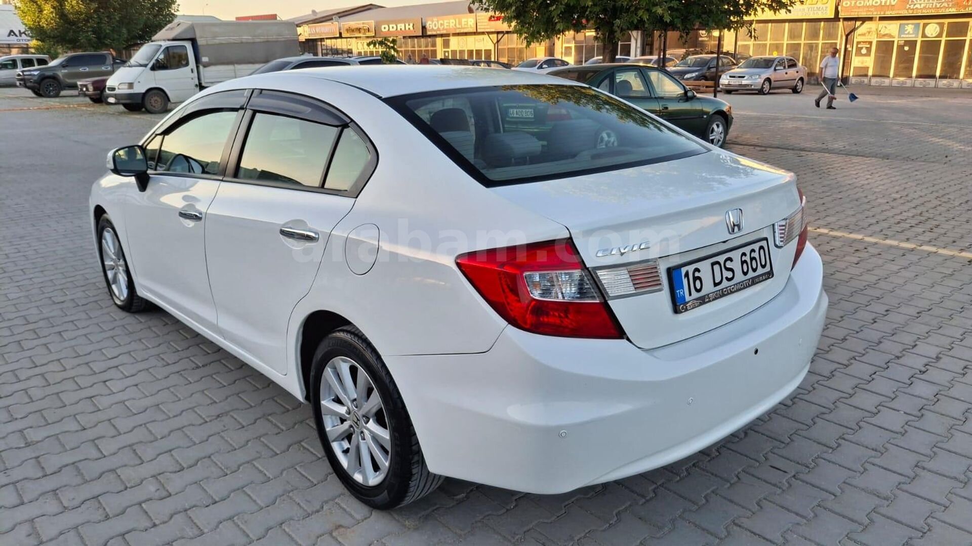 Galeriden Honda Civic 1.6i VTEC Eco Premium 2013 Model Kahramanmaraş 223.000 km Beyaz 5