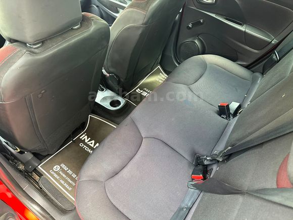 RENAULT CLİO 2015 MODEL DÜŞÜK KM TEMİZ 