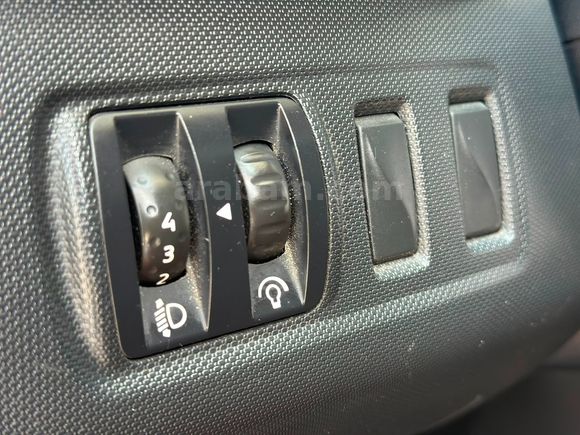RENAULT CLİO 2015 MODEL DÜŞÜK KM TEMİZ 