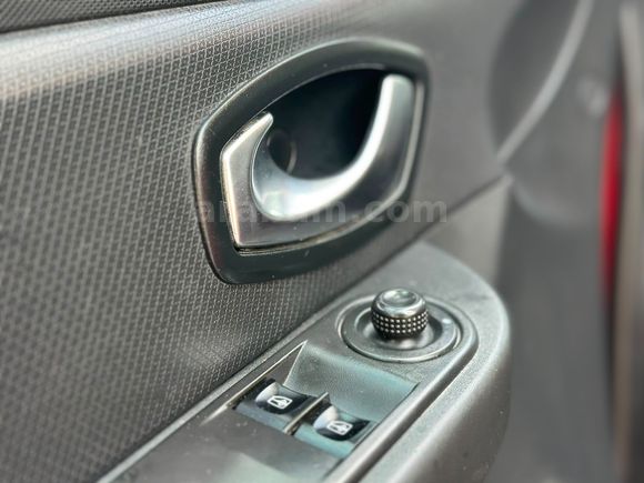 RENAULT CLİO 2015 MODEL DÜŞÜK KM TEMİZ 