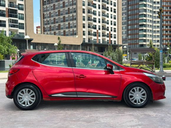 RENAULT CLİO 2015 MODEL DÜŞÜK KM TEMİZ 