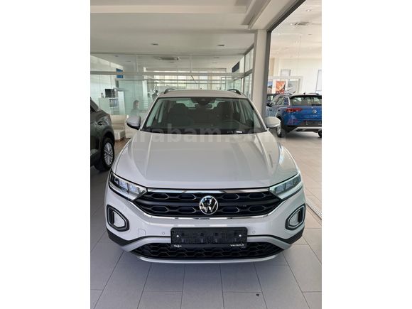 İlk sahibinden 390 km. Kapalı garaj arabası. Volkswagen T-Roc 1.5 TSI Life 2025 aralık .