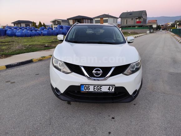 Sahibinden Nissan Qashqai 1.5 dCi Tekna Sky Pack 2014 Model  155.000 km Beyaz