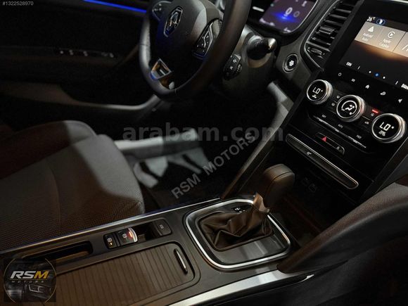 2025 HATASIZ 1.3 TCE MEGANE OPSİYON RENK COSMO BLUE