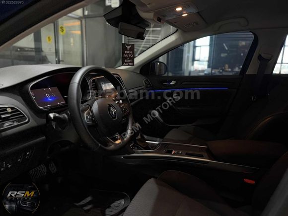 2025 HATASIZ 1.3 TCE MEGANE OPSİYON RENK COSMO BLUE
