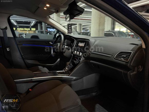 2025 HATASIZ 1.3 TCE MEGANE OPSİYON RENK COSMO BLUE