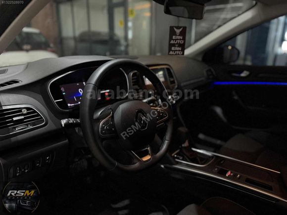 2025 HATASIZ 1.3 TCE MEGANE OPSİYON RENK COSMO BLUE