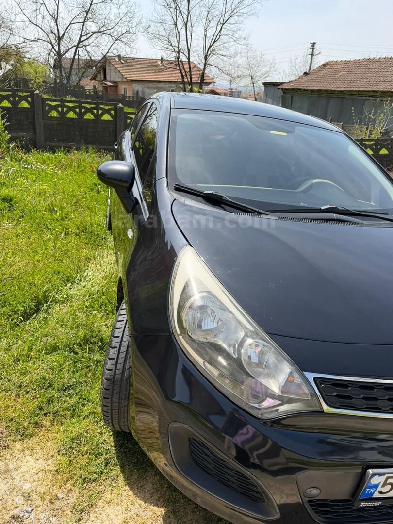 Galeriden Kia Rio 1.25 CVVT Natty 2014 Model Sakarya 287.000 km Siyah 5