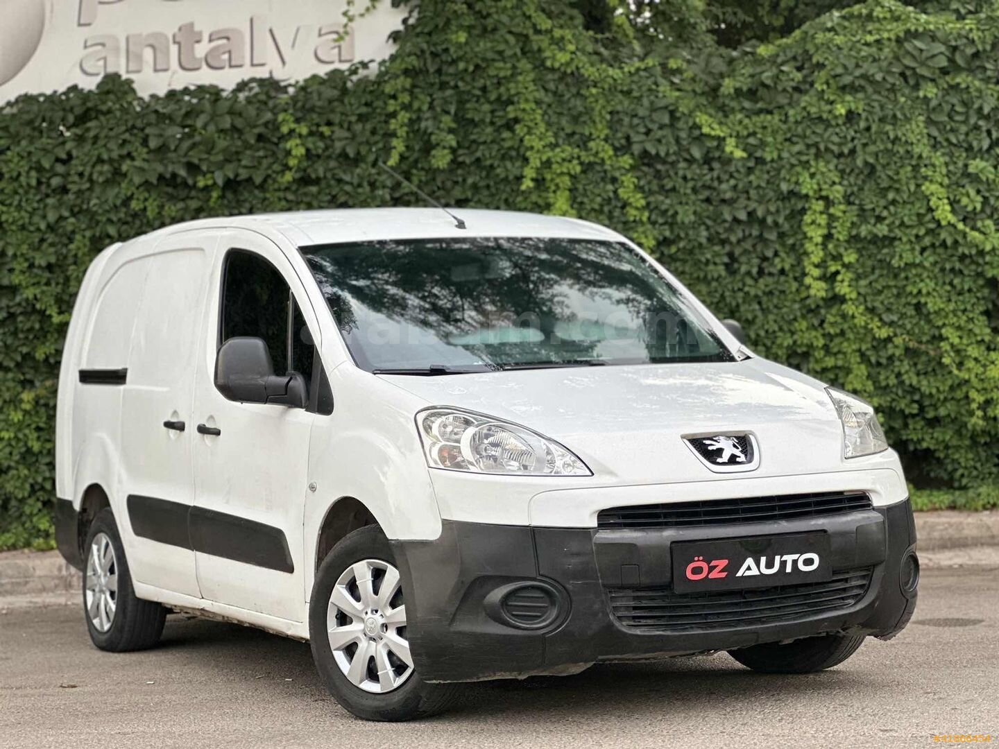 Galeriden Peugeot Partner 1.6 HDI Comfort Pack 2011 Model Antalya 380.000 km Beyaz 2