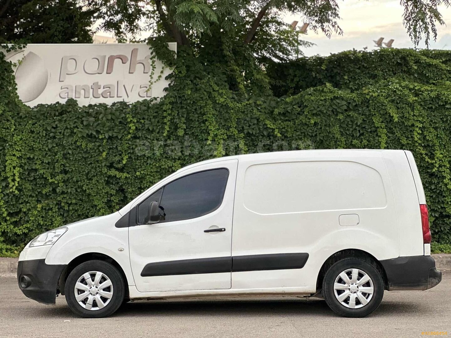 Galeriden Peugeot Partner 1.6 HDI Comfort Pack 2011 Model Antalya 380.000 km Beyaz 6