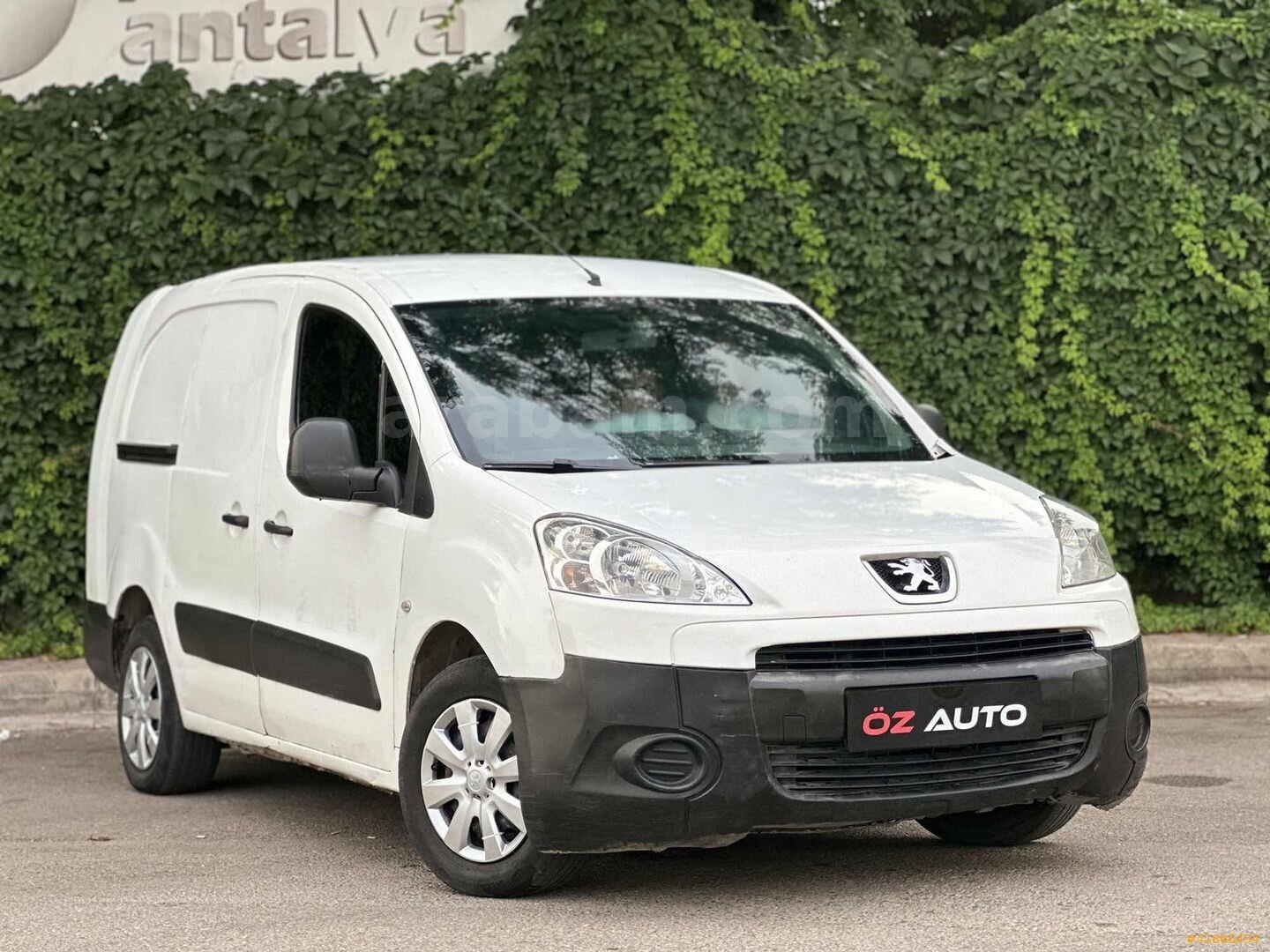 Galeriden Peugeot Partner 1.6 HDI Comfort Pack 2011 Model Antalya 380.000 km Beyaz 3