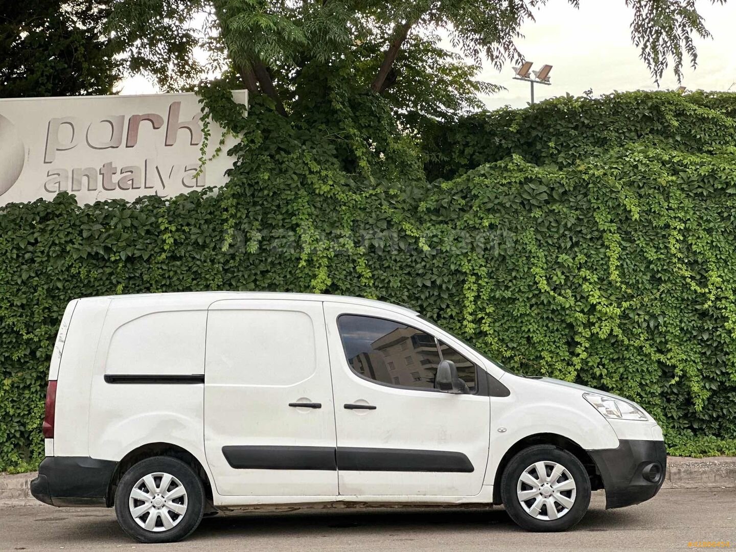 Galeriden Peugeot Partner 1.6 HDI Comfort Pack 2011 Model Antalya 380.000 km Beyaz 7