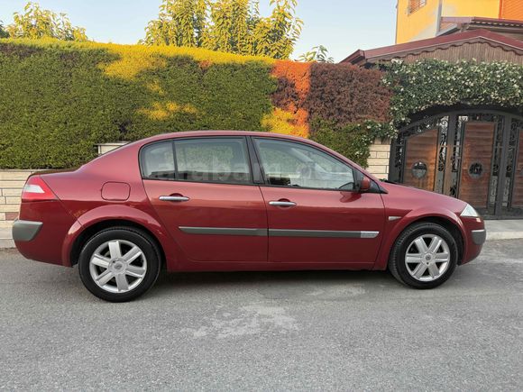 2004 Model   1.6 dinamik 223KM de masrafsız  gerçek kırmızı 