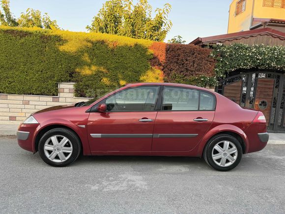 2004 Model   1.6 dinamik 223KM de masrafsız  gerçek kırmızı 
